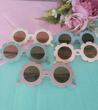 Load image into Gallery viewer, Childrens Flower Sunglasses
